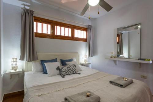 法纳贝海滩Garden City Private Apartment Costa Adeje的卧室配有一张大白色床和窗户