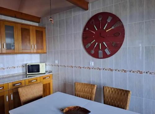 LajeO Abrigo的墙上有红色时钟的厨房