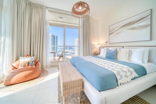 阿布扎比Mangrove Place, Reem Island, Abu Dhabi - Mint Stay的一间卧室设有一张大床和一个大窗户