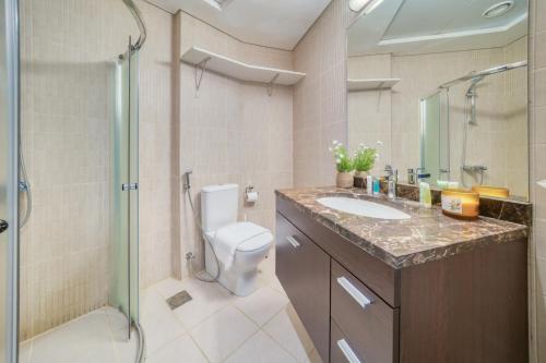 阿布扎比Mangrove Place, Reem Island, Abu Dhabi - Mint Stay的带淋浴、卫生间和盥洗盆的浴室