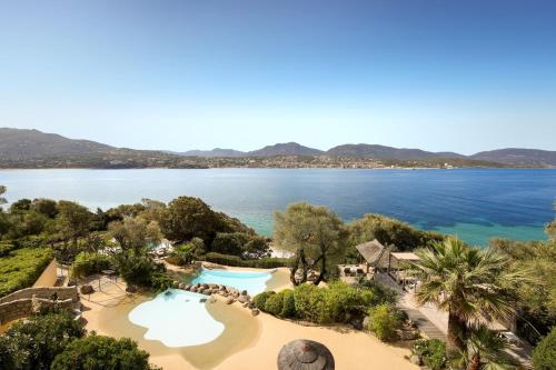 奥尔梅托玛琳卡Spa酒店的享有度假村和水域的空中景致