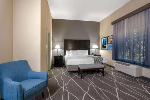 休斯顿休斯顿能源走廊拉金塔旅馆及套房的配有一张床和一把椅子的酒店客房