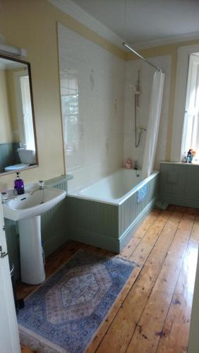 韦斯特米斯Templemacateer的带浴缸和盥洗盆的浴室