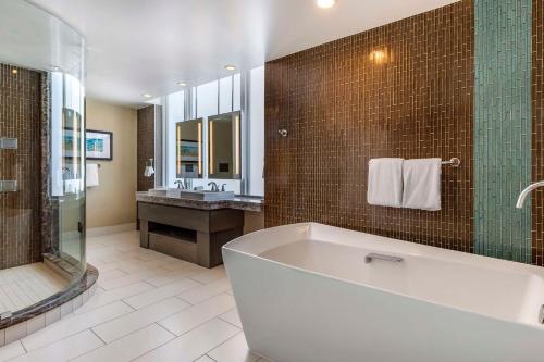 弗吉尼亚海滩Hilton Vacation Club Oceanaire Virginia Beach的带浴缸和盥洗盆的大浴室