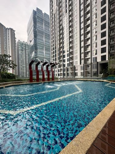 吉隆坡Sentral Suites KualaLumpur的一座位于高楼城市的游泳池