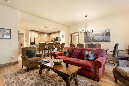 比弗河B107 Beaver Creek Landing condo的客厅配有红色的沙发和椅子