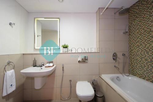 阿布扎比Bloomfields - Luxury 2br In Al Reem Island的浴室配有盥洗盆、卫生间和浴缸。