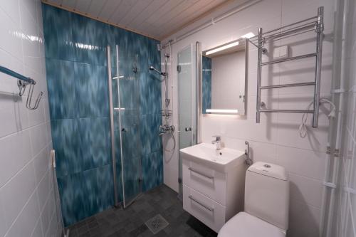 MatildedalMathildedal private holiday apartment nr. 7的浴室配有卫生间、淋浴和盥洗盆。