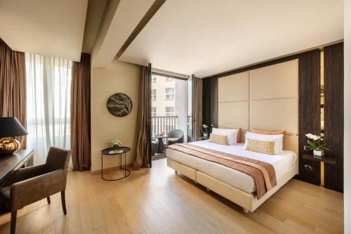 米兰Hotel The Square Milano Duomo - Preferred Hotels & Resorts的配有一张床和一张书桌的酒店客房