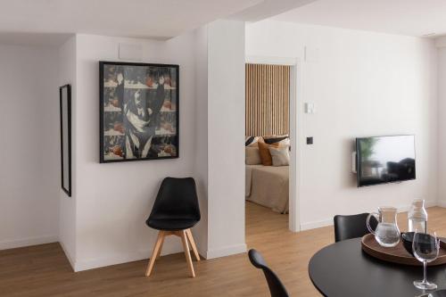 瓦伦西亚VLC Host - Lleons Cityscape的客厅配有桌子和沙发