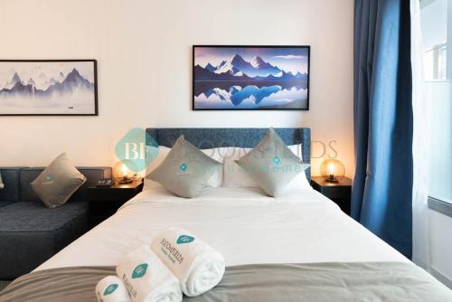 阿布扎比Premium Studio In Oasis的一间卧室配有一张带两个枕头的床