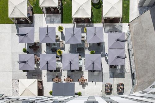 贝尔格莱德贝尔格莱德法肯斯特诺酒店的享有建筑的空中景致,配有白色遮阳伞