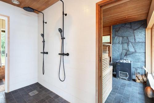 米凯利World's End - 2 Luxury Beachfront Villas (425m2)的石墙浴室内的淋浴间