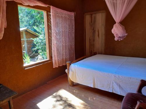 MimureMeemure WENASA HOTEL的一间卧室设有一张床和一个窗口