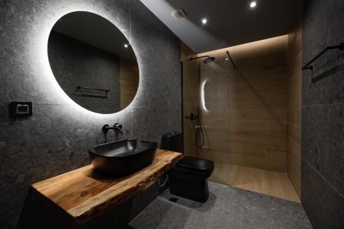 扎金索斯镇Sogni D' Oro的一间带水槽和镜子的浴室