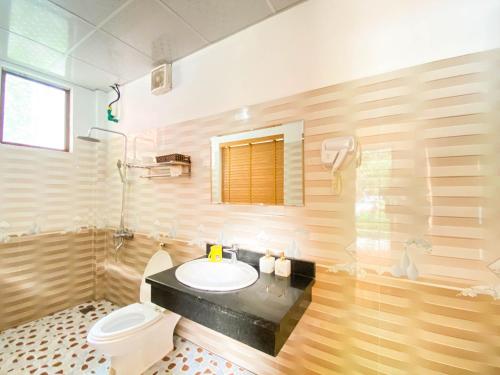 宁平Tam Coc Rocky Bungalow的浴室配有白色卫生间和盥洗盆。