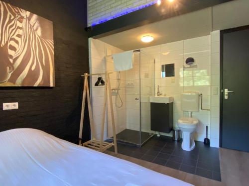 洛赫姆Bosrijk Ruighenrode的带淋浴、卫生间和盥洗盆的浴室