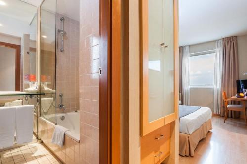 卡塔赫纳西班牙卡塔赫纳波萨达斯酒店的带淋浴、床和浴缸的浴室