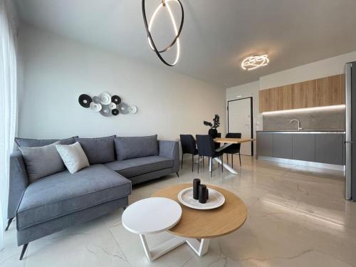 雅典Urban Oasis in Ellinikon - Athenean BnB的客厅配有沙发和桌子