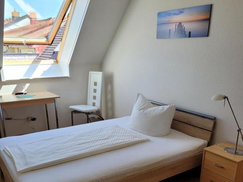 巴特塞京根Hotel Scheffelhof的一间小卧室,配有床和窗户