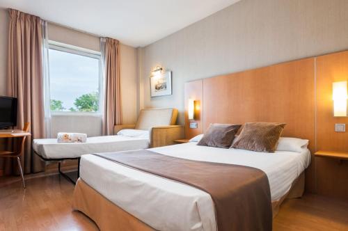 平托西班牙平托波萨达斯酒店的酒店客房设有两张床和窗户。