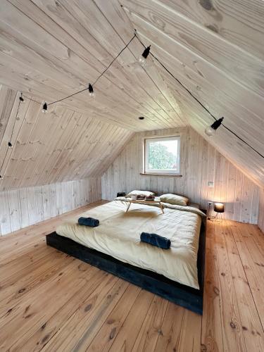 阿格洛纳Sunset Village的卧室设有一张木制天花板上的大床