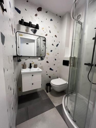华沙OhMyHome - Hala Mirowska的浴室配有卫生间、盥洗盆和淋浴。