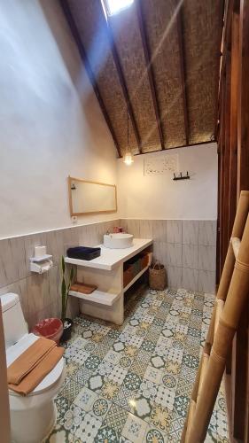 PereanRUMAH KAYU MATARAJA VILLA - TABANAN的一间带卫生间和水槽的浴室