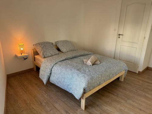 瓦朗斯Maison de ville avec jardin的一间卧室设有两张床和一盏灯,位于地板上