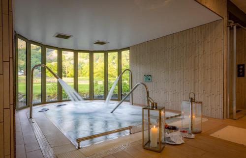 格拉斯米尔罗塞花园酒店&河畔SPA的一个带水滑梯的大型游泳池