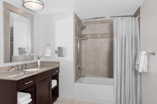 拉斯维加斯格兰德城堡万豪酒店的带淋浴、盥洗盆和浴缸的浴室