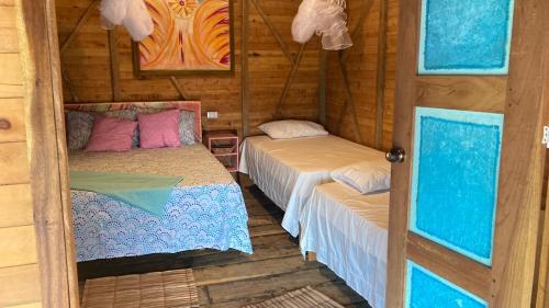 圣贝尔纳多德尔比恩托Arcoiris Casahostal的小屋内带两张床的房间