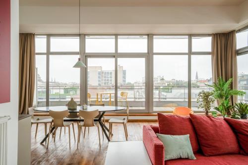 安特卫普Smartflats - Central Antwerp的客厅配有红色的沙发、桌子和椅子