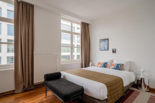 安特卫普Smartflats - Central Antwerp的一间卧室设有一张大床和一个窗户。