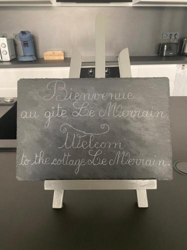 沙布利Le Merrain gîte plein coeur de Chablis的厨房椅子后面的标志