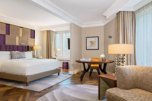 柏林柏灵丽思卡尔顿酒店的配有一张床和一张书桌的酒店客房