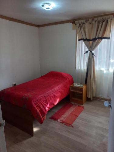 特木科Doña Nancy的一间卧室设有红色的床和窗户。