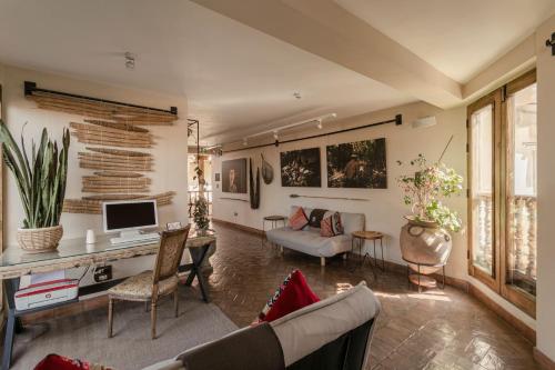 库斯科安提瓜卡索纳圣布拉斯酒店的客厅配有沙发和书桌及电视