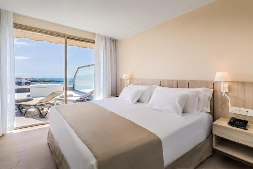 圣地亚哥港Barceló Santiago - Adults Only的一间带一张白色大床的卧室和一个阳台