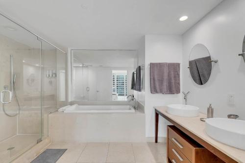 迈阿密PENTHOUSE 2BR ICON WHOTEL Brickell Miami的带浴缸、水槽和淋浴的浴室