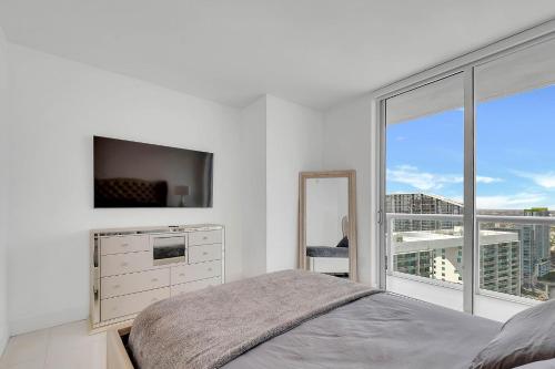 迈阿密PENTHOUSE 2BR ICON WHOTEL Brickell Miami的白色的卧室设有床和大窗户