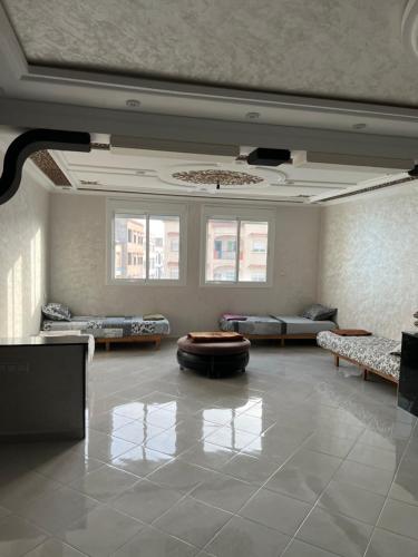 Appartement tarik的大型客房设有沙发和桌子。