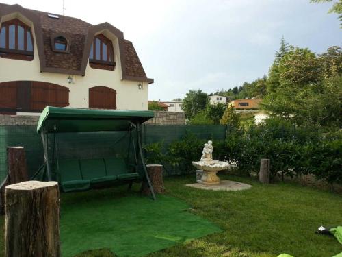 阿尼奥内B&B Tirassegno的后院,带绿色草坪和房子
