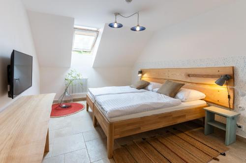 LechoviceHotel Lechowitz的一间卧室配有一张带木制床头板的床