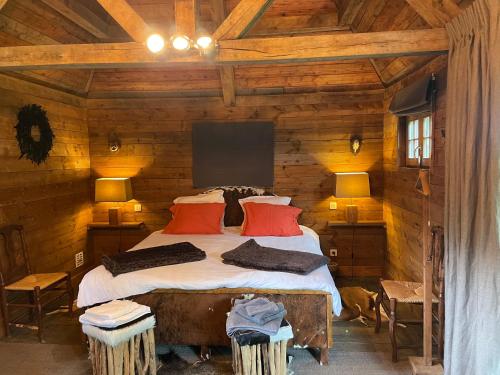 ModaveCabane de l'R-mitage的小木屋内一间卧室,配有一张床