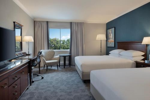 泰恩河畔纽卡斯尔Delta Hotels by Marriott Newcastle Gateshead的酒店客房设有两张床和电视。