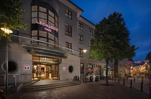 戈尔韦Leonardo Hotel Galway - Formerly Jurys Inn的夜幕降临的城市街道上