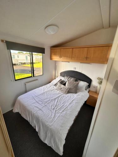 KirkcolmWigbay Loch View 28的卧室配有一张位于拖车内的大床