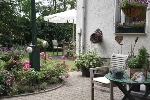 巴特萨尔茨乌夫伦Unter der Linde 1的花园配有桌椅和鲜花