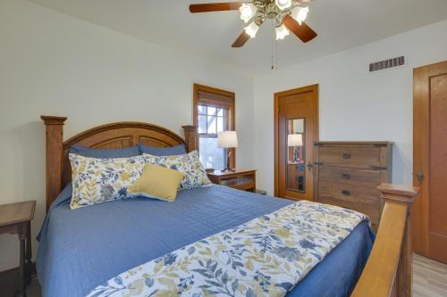 格伦代夫Glendive Getaway with Yellowstone River Access!的一间卧室配有蓝色的床和吊扇